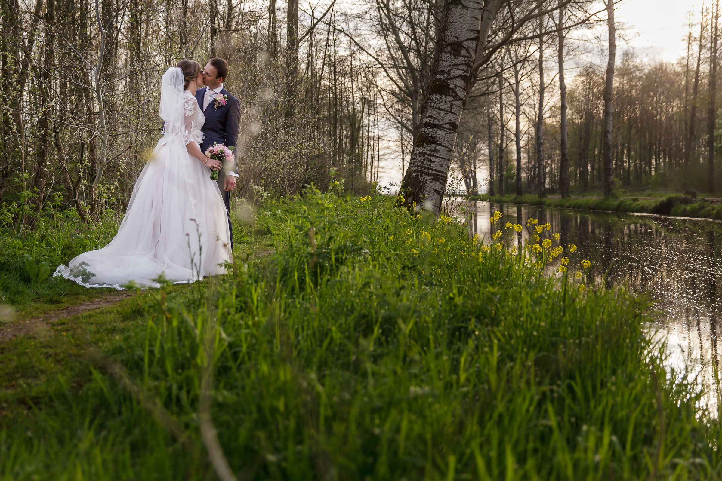 2016 – Cees en Helena – Bruiloft – staande, sloot (ouderboekje foto) – 3