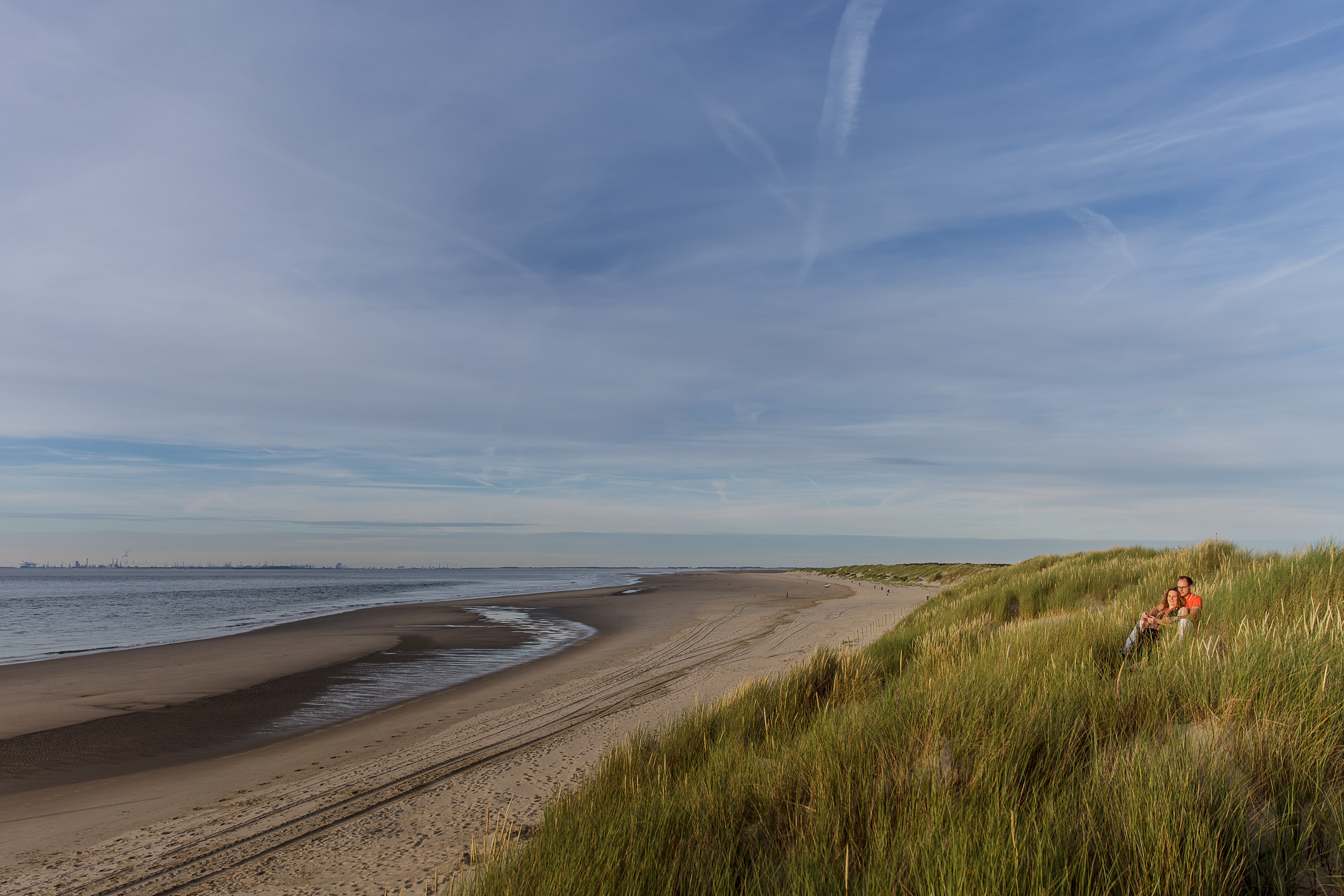 2016 – Eric Ada – Loveshoot – Zittend in de duinen, landschap – 81